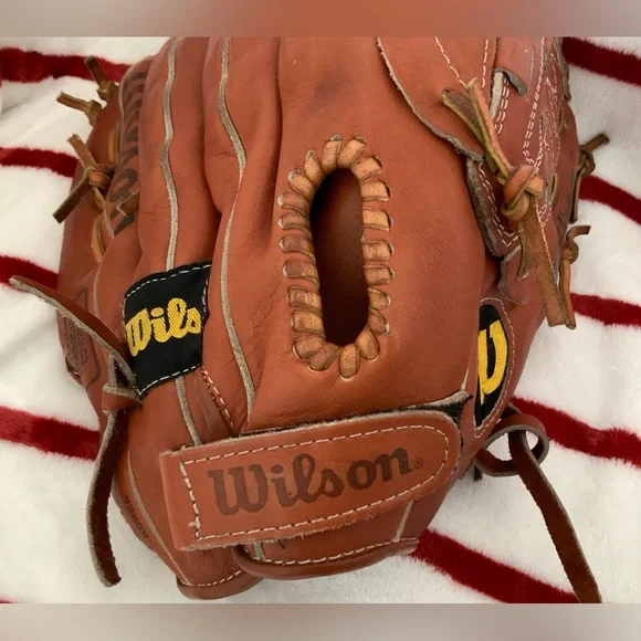 EUC, WILSON BASEBALL / SOFTBALL GLOVE. R-throw. - Picture 8 of 16